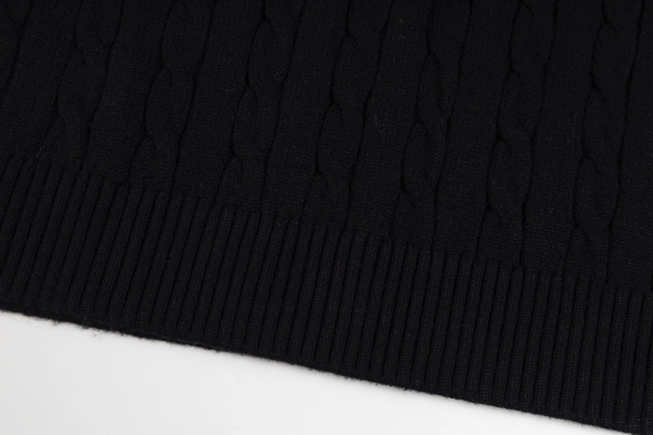 P240 Style No. B112 Raff half-zip twist embroidered knitted round neck sweater Official website counter consistent sweater High-elasticity imitation rabbit fur core-spun yarn fine knitted fabric Customized original lettering mold half-open zipper Popular Internet celebrity versatile OS version can be worn up to about 180 pounds Imported machine textile takes a month to match the sweater Three standards are complete Customized accessories Matching version Same style for men and women Colour: Gray Black Size: S M L XL Manual measurement error of about 1-3cm is normal